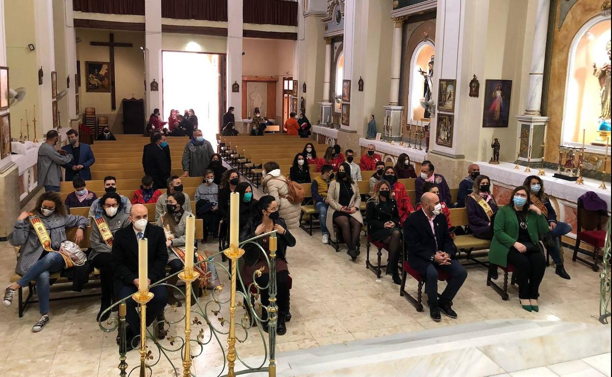 Los falleros de Tavernes y el alcalde Sergi González en la iglesia de San José. 