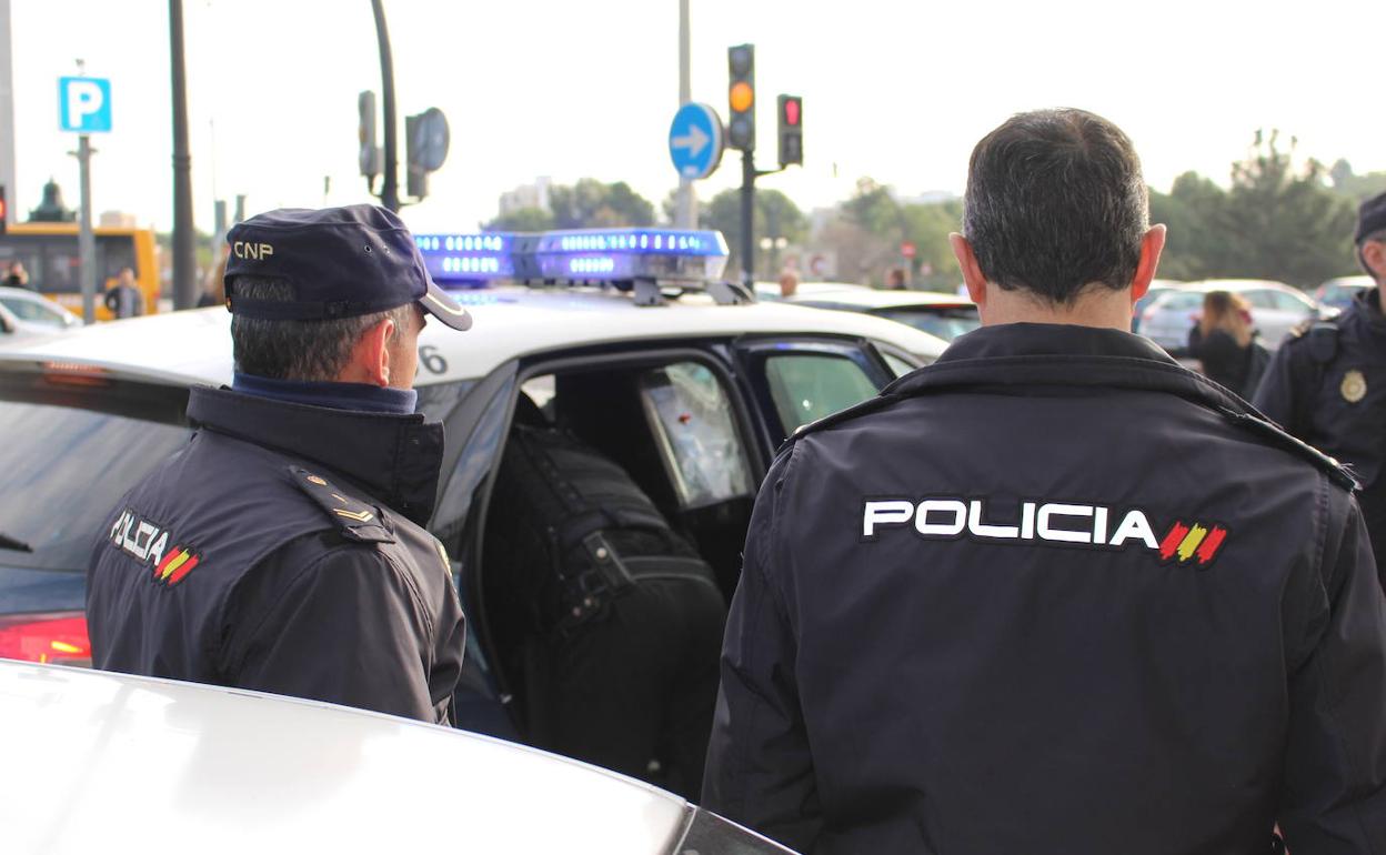 Los agentes, en el momento de la detención