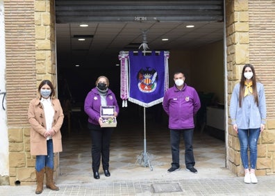 Imagen secundaria 1 - Las falleras mayores mayores de Albal y sus cortes, con las autoridades locales,  y la entrega de obsequios en Sedaví. 