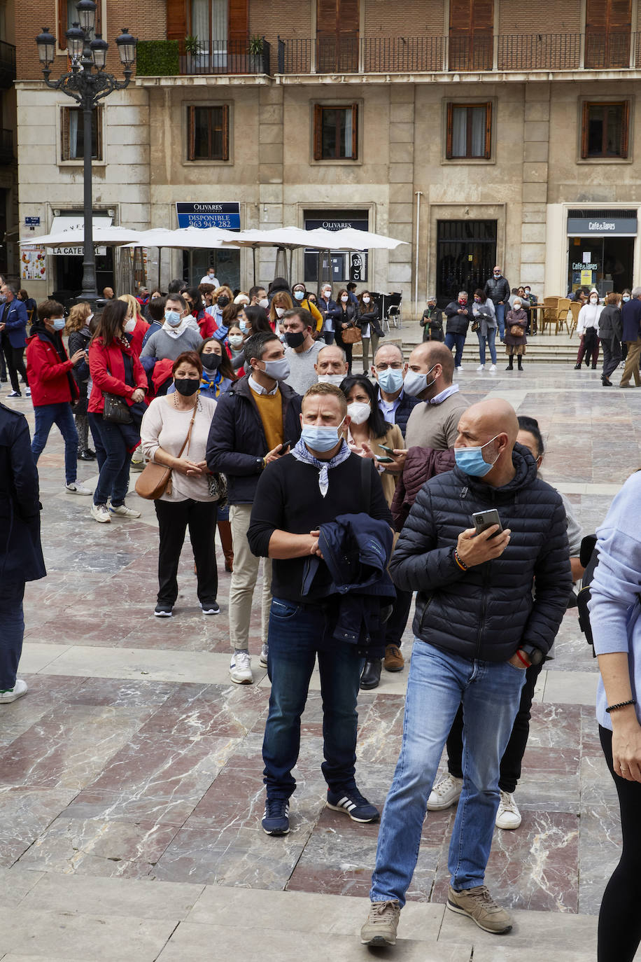 Decenas de personas acuden a la misa de la Catedral y también vestidas de fallera a la Basílica de la Virgen