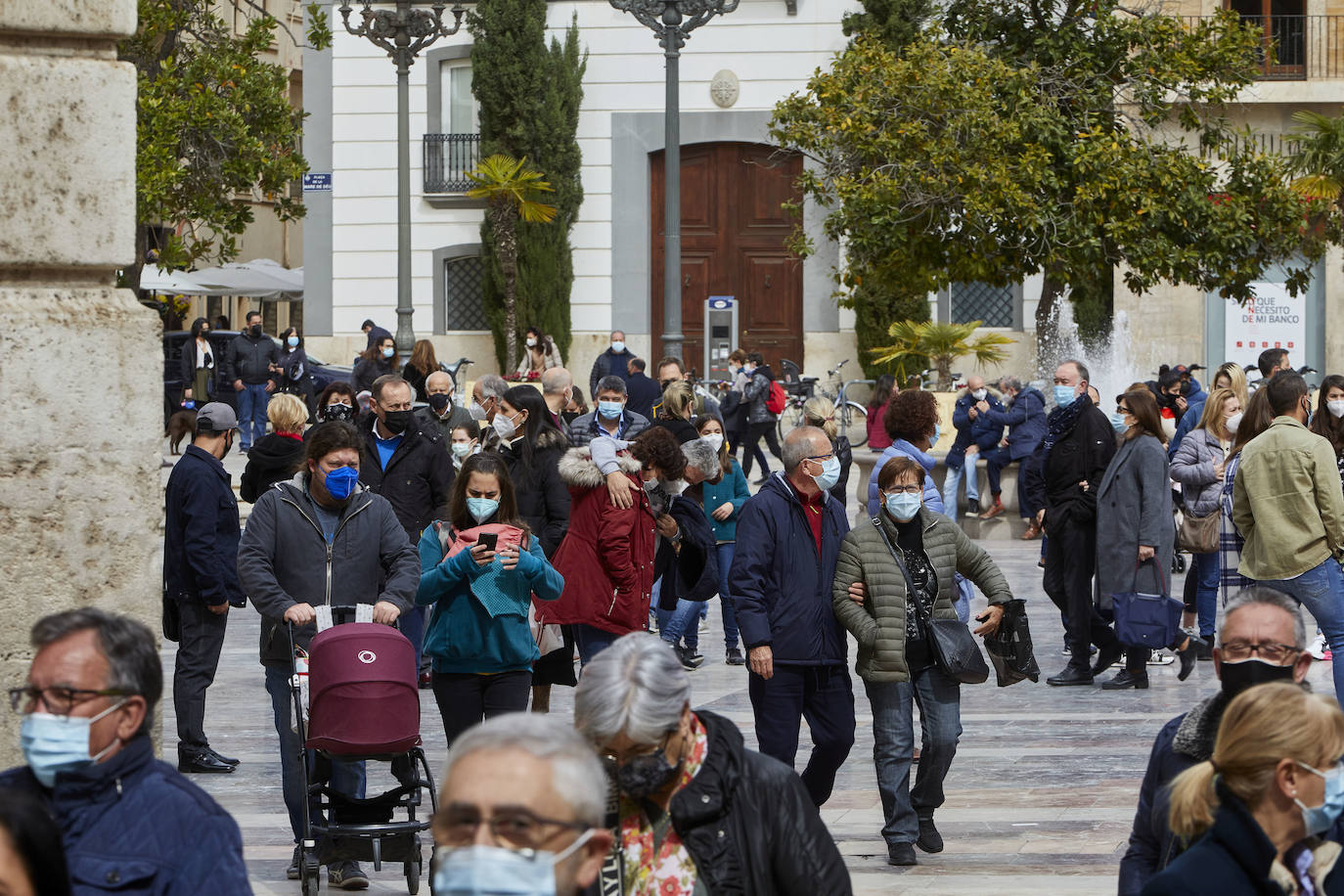 Decenas de personas acuden a la misa de la Catedral y también vestidas de fallera a la Basílica de la Virgen