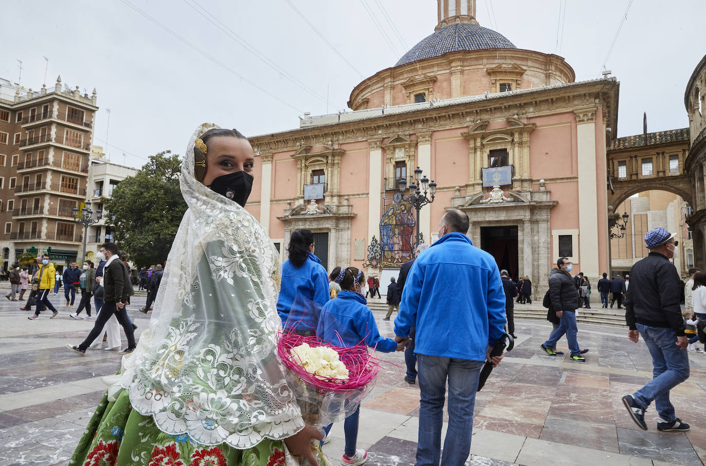 Decenas de personas acuden a la misa de la Catedral y también vestidas de fallera a la Basílica de la Virgen