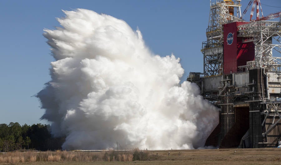 Exitosa prueba de «hot fire» de la NASA para lanzar un gigantesco cohete a la Luna