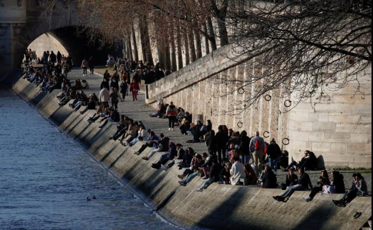 Cientos de personas se asomaban al Sena en París este sábado, primer día en que entraba en vigor el confinamiento.