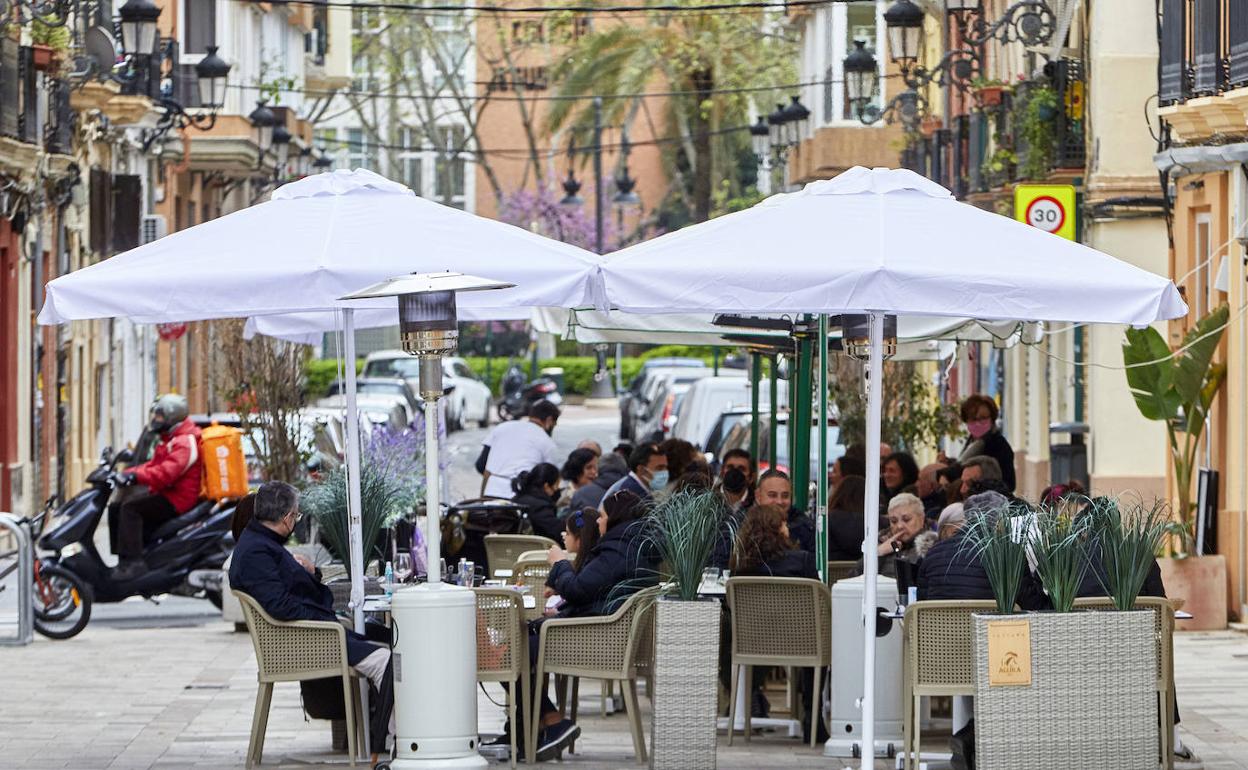 Clientes en una terraza en Valencia este viernes. 