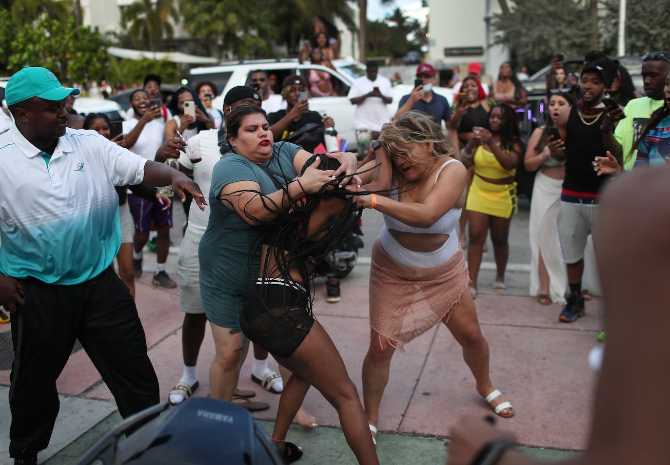 Con la llegada masiva de estudiantes y visitantes a Miami Beach durante el 'Spring Break' o receso de primavera, las autoridades luchan para contener la violencia y la pandemia, aunque con pocas herramientas tras la orden del gobernador de Florida, Ron DeSantis, de prohibir multas contra infractores por el Covid-19. 