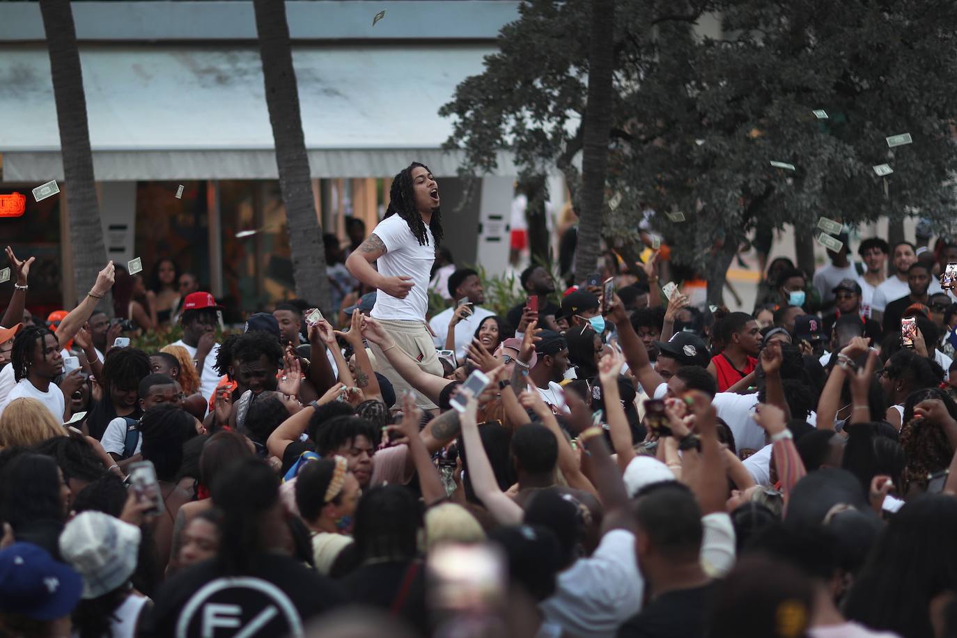 Con la llegada masiva de estudiantes y visitantes a Miami Beach durante el 'Spring Break' o receso de primavera, las autoridades luchan para contener la violencia y la pandemia, aunque con pocas herramientas tras la orden del gobernador de Florida, Ron DeSantis, de prohibir multas contra infractores por el Covid-19. 