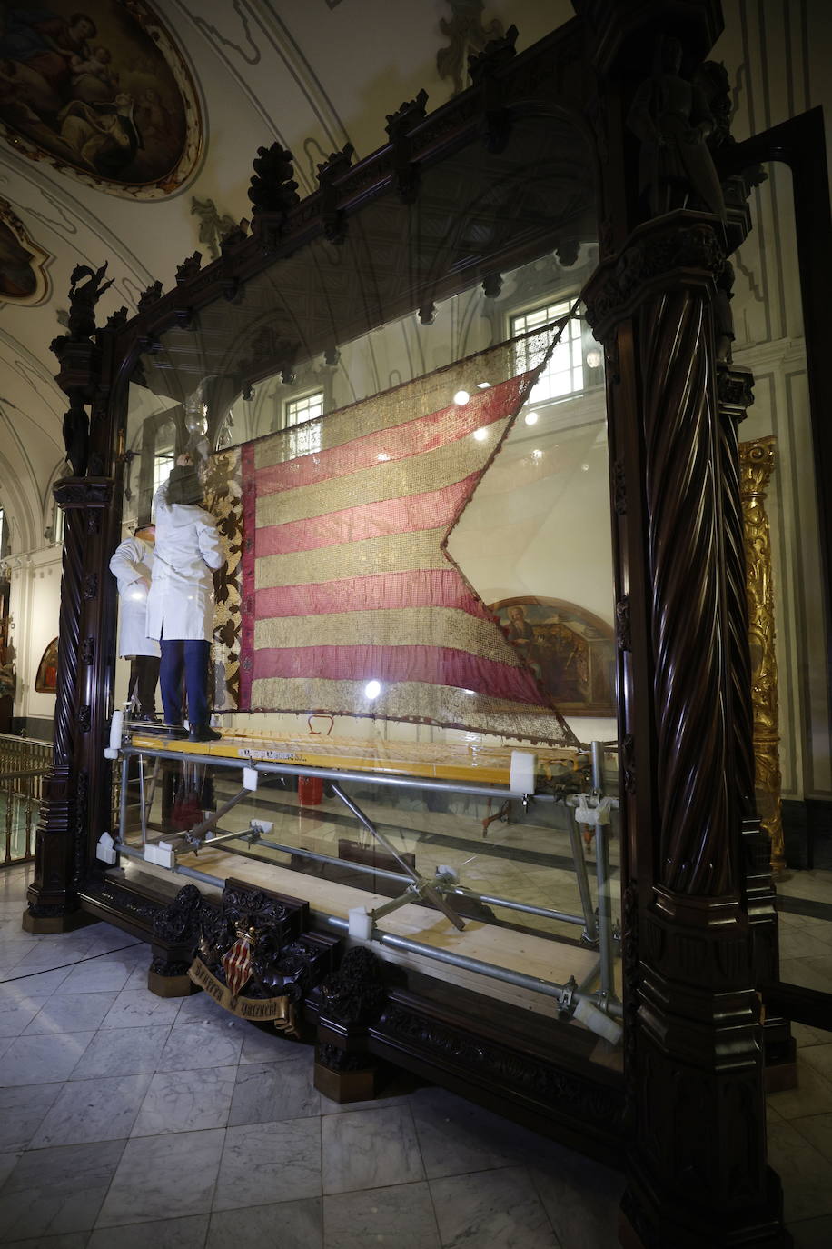 Técnicos toman muestras del estandarte para restaurarlo y preparar la nueva imagen del icono de los valencianos.