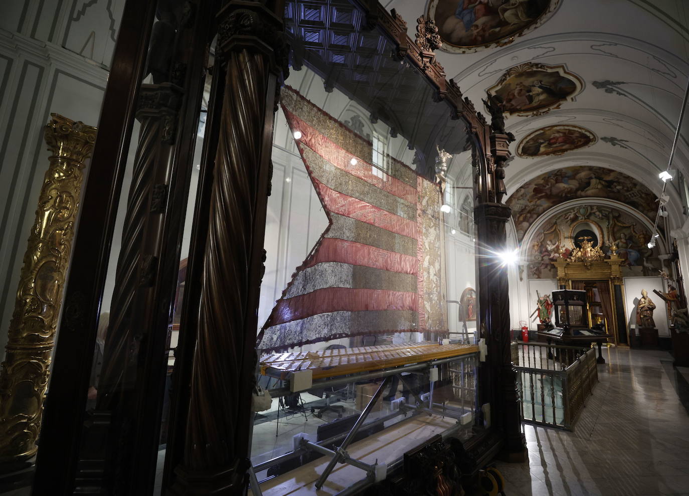 Técnicos toman muestras del estandarte para restaurarlo y preparar la nueva imagen del icono de los valencianos.