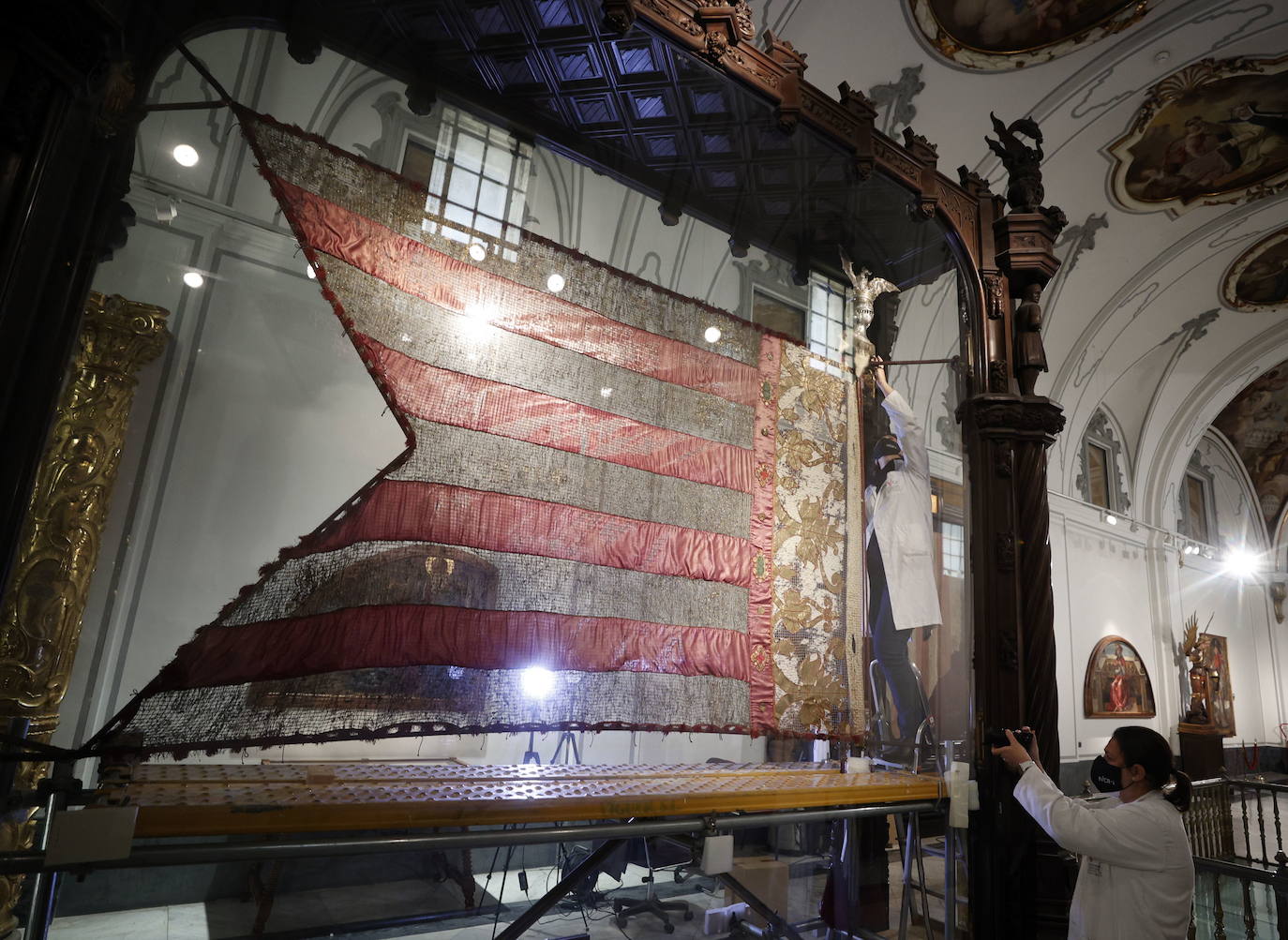 Técnicos toman muestras del estandarte para restaurarlo y preparar la nueva imagen del icono de los valencianos.