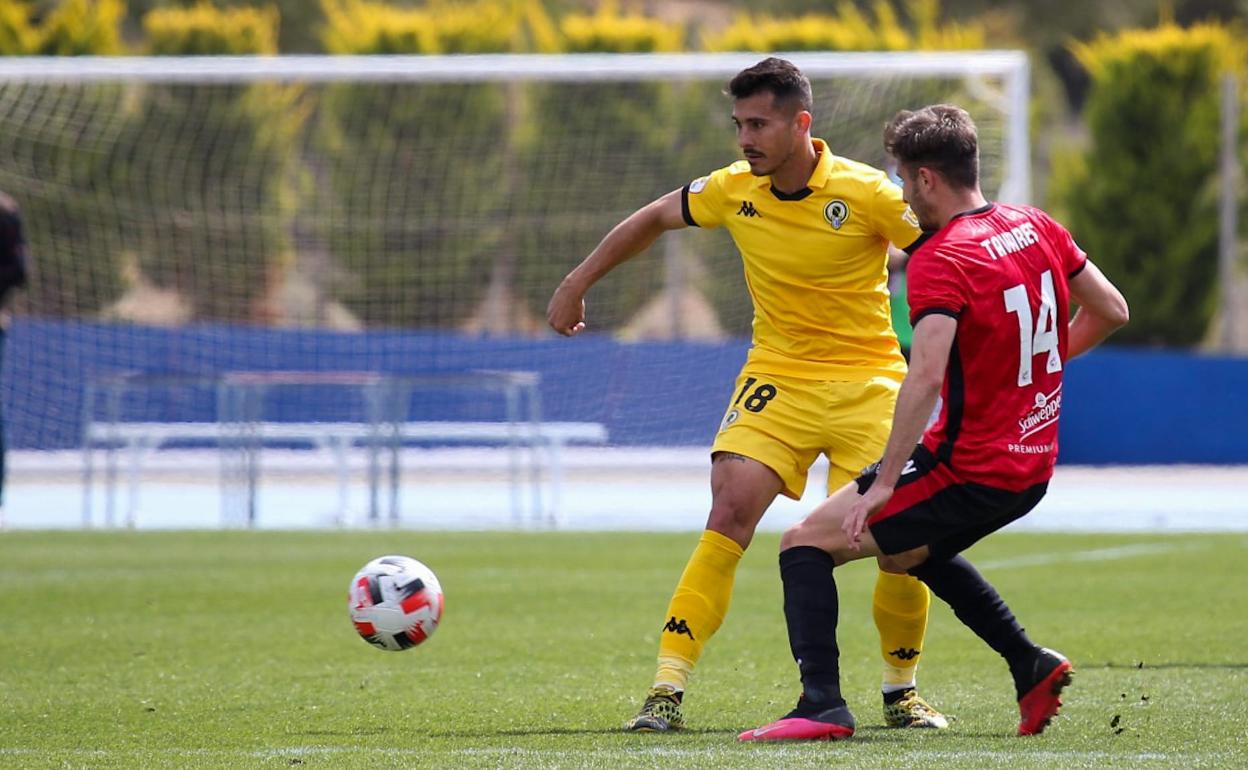 El centrocampista del Hércules Tavares, en un lance del encuentro de hoy ante La Nucía. 