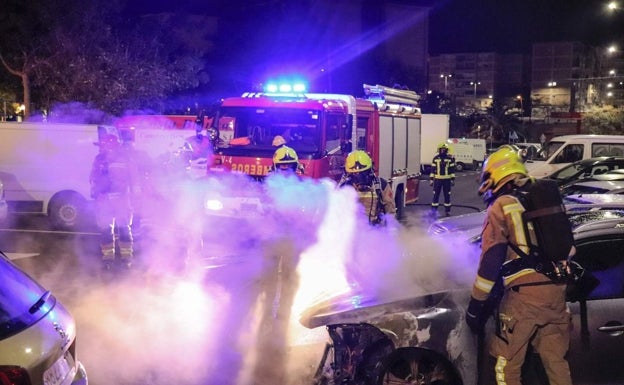 Los bomberos sofocan las llamas y evitan que el fuego se propague a otros vehículos. 