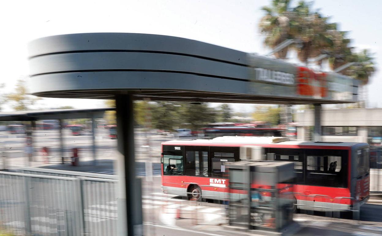 Un autobús entra a la cochera de San Isidro.