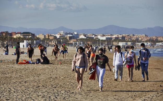 El uso de mascarilla es obligatorio en la Playa salvo en el momento del baño. 