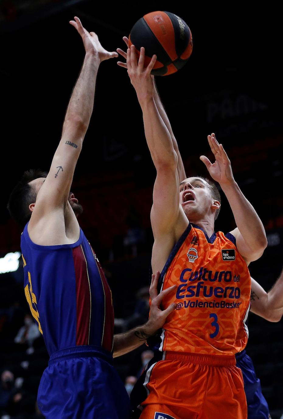 Fotos: Las mejores imágenes del Valencia Basket - Barça Basket