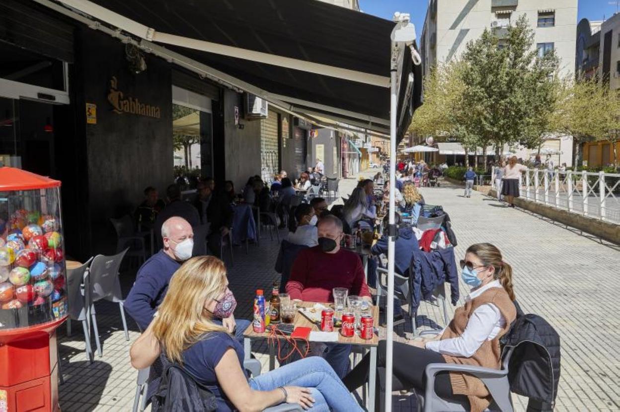 Terrazas de bares llenas de gente ayer en Benetússer. Iván Arlandis
