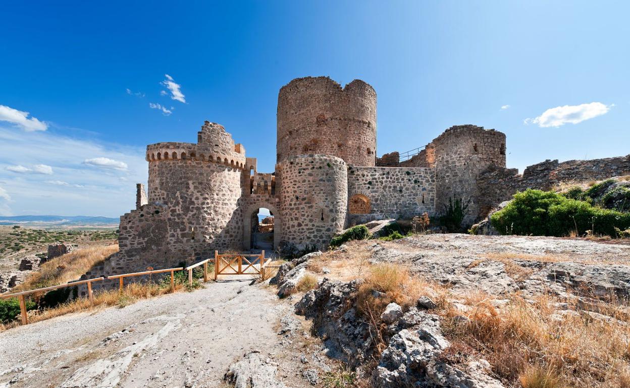 Encuentran restos de un palacio en un castillo medieval