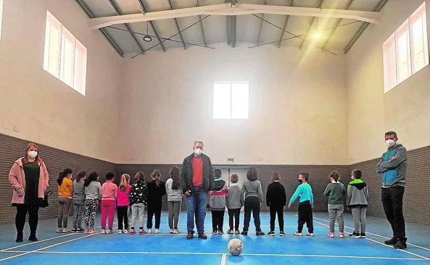 El alcalde, Ramón Marí visita el gimnasio. 