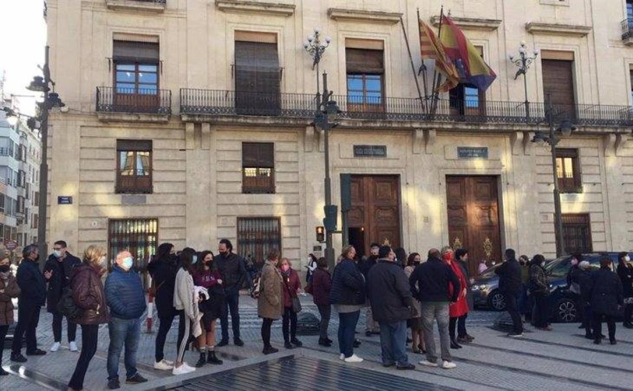 Concentración en la Plaza de España de Alcoy para apoyar a la familia apuñalada, este lunes. 