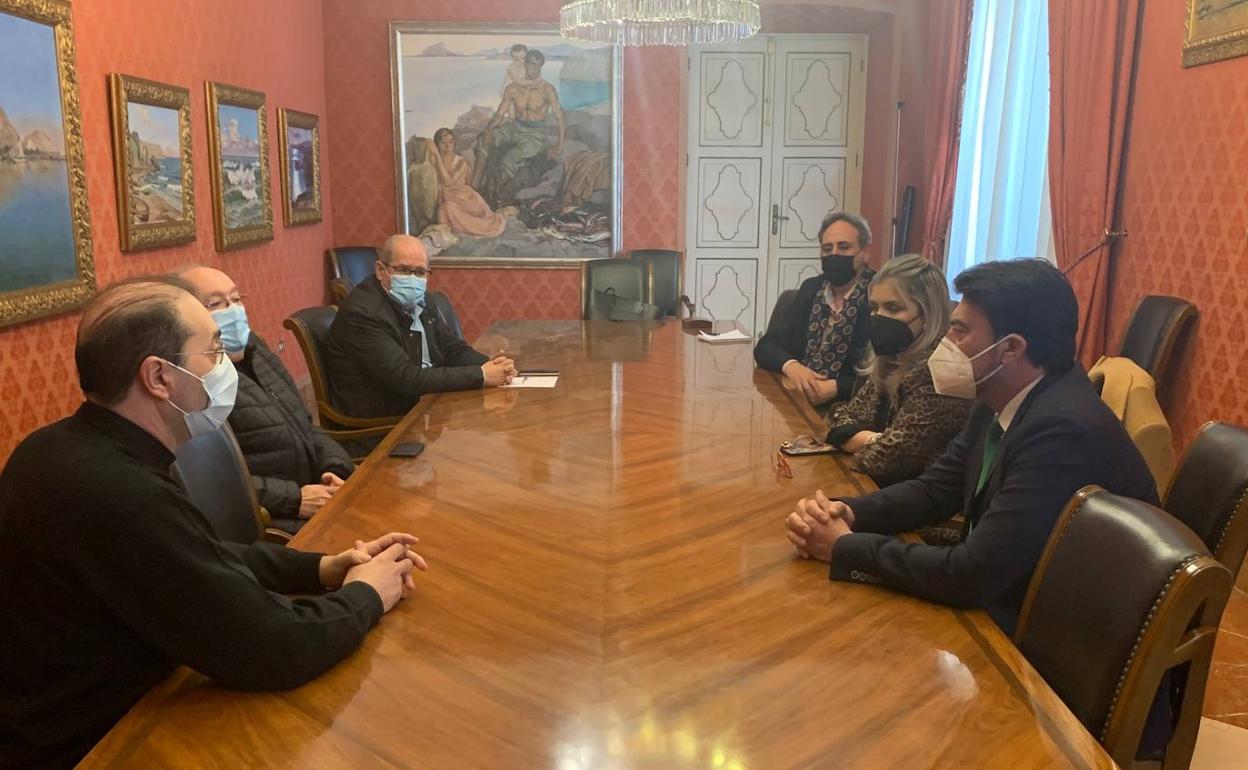 Reunión entre el equipo de gobierno local y los religiosos Ramón Egío y José Luis Casanova. 