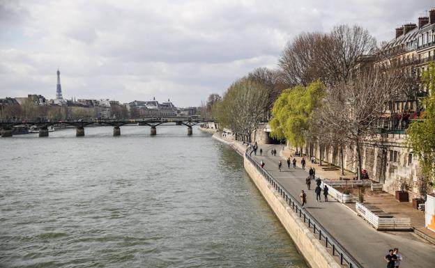 París, con muy poca gente en la calle por las restricciones