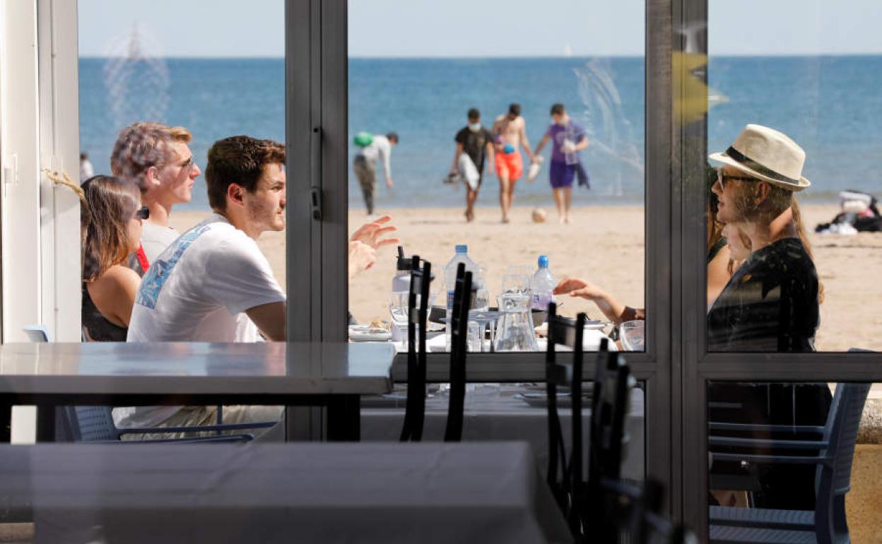 Terraza en una playa de Valencia.