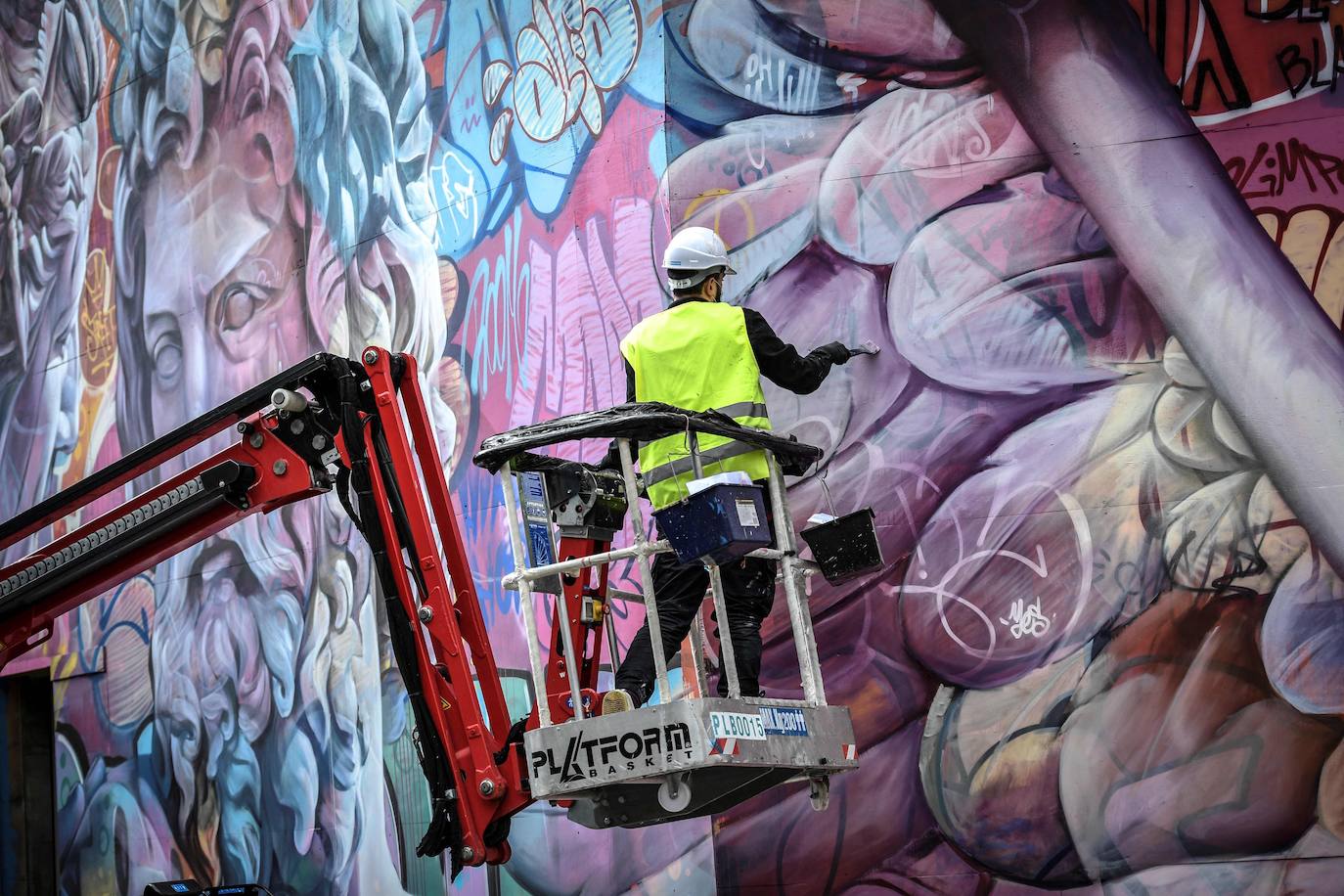 El dúo PichiAvo de artistas valencianos ha estampado un mural de 160 metros cuadrados en el Barrio Latino de París, uno de los pocos eventos artísticos acontecidos en esta ciudad ante el cierre de museos y el toque de queda a las seis de la tarde. En este barrio emblemático, las figuras mitológicas de Poseidón y Niké surgen sobre un tupido fondo de grafiti lleno de color. Se trata de una obra efímera que evoca el arte clásico de la capital francesa y deberá permanecer entre seis meses y un año.