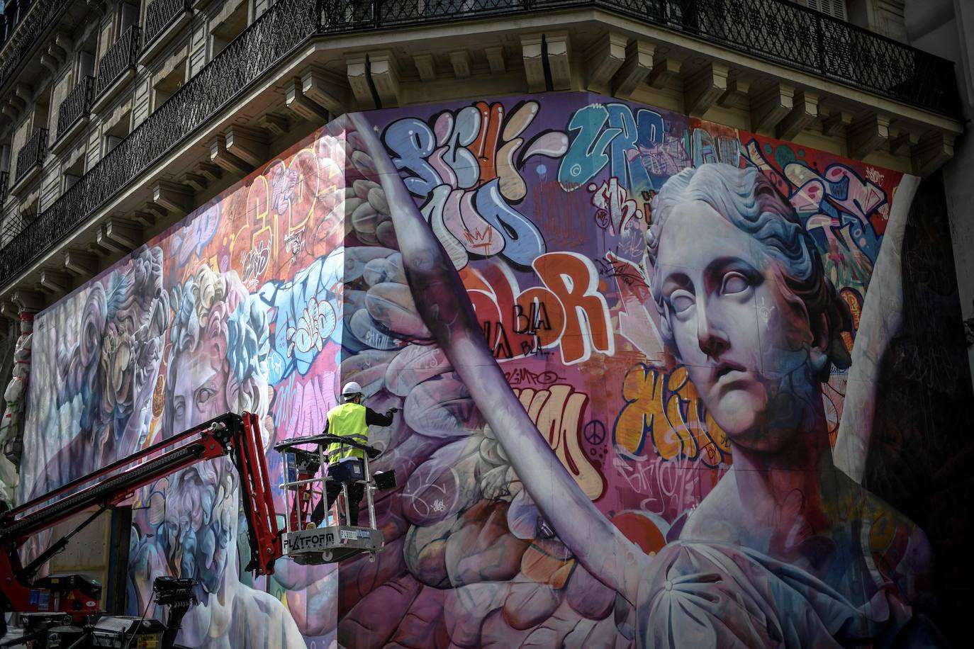 El dúo PichiAvo de artistas valencianos ha estampado un mural de 160 metros cuadrados en el Barrio Latino de París, uno de los pocos eventos artísticos acontecidos en esta ciudad ante el cierre de museos y el toque de queda a las seis de la tarde. En este barrio emblemático, las figuras mitológicas de Poseidón y Niké surgen sobre un tupido fondo de grafiti lleno de color. Se trata de una obra efímera que evoca el arte clásico de la capital francesa y deberá permanecer entre seis meses y un año.