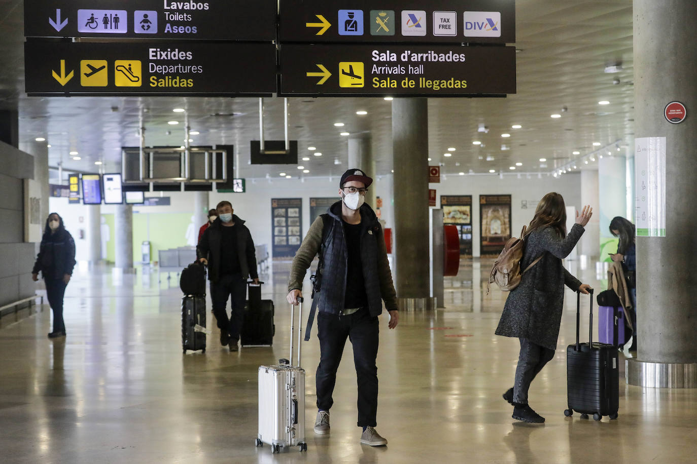 Llegada de turistas extranjeros al aeropuerto de Manises. 