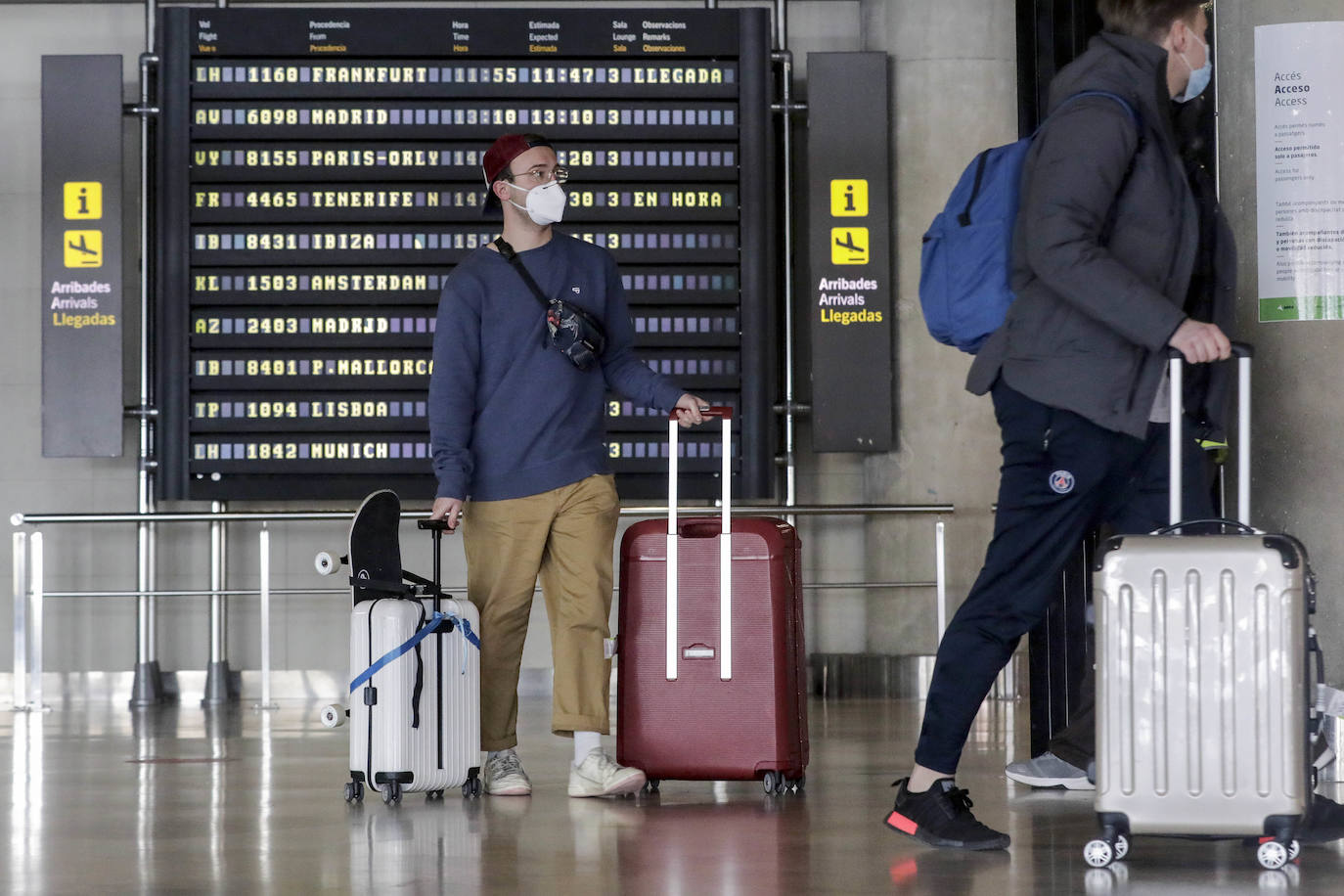 Llegada de turistas extranjeros al aeropuerto de Manises. 