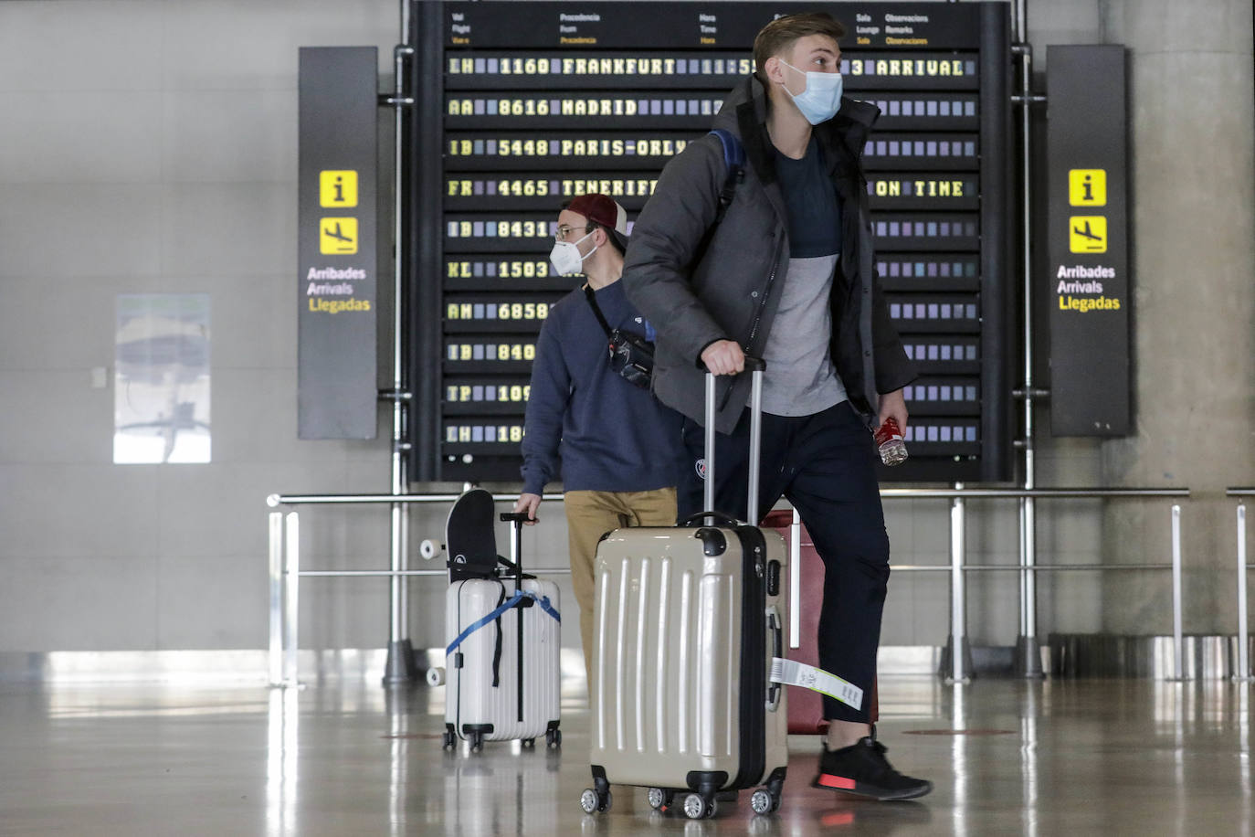 Llegada de turistas extranjeros al aeropuerto de Manises. 