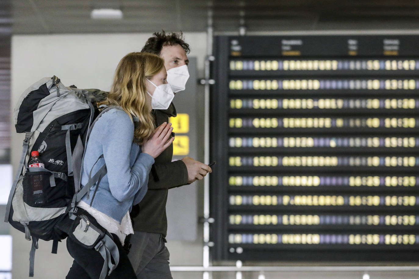 Llegada de turistas extranjeros al aeropuerto de Manises. 