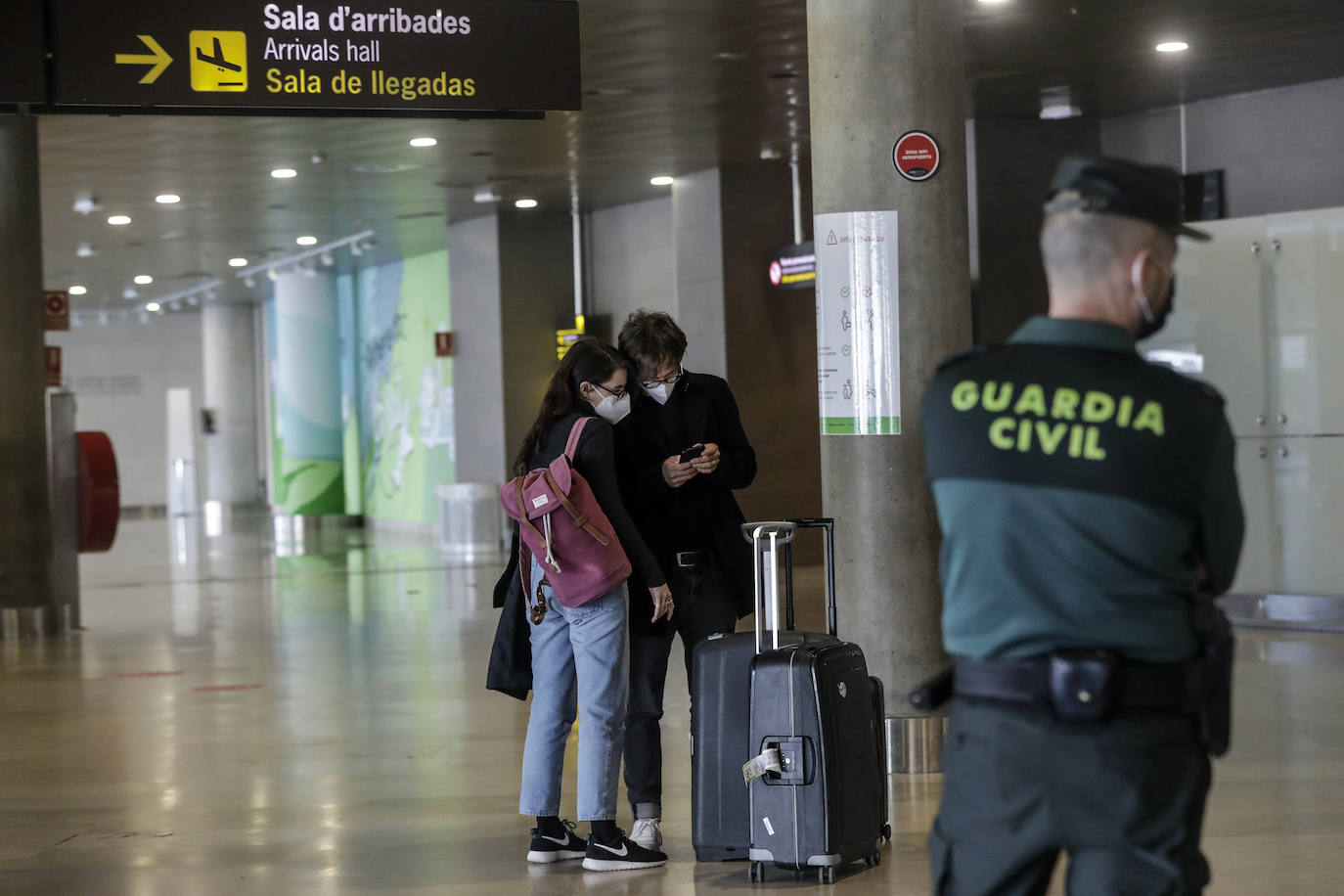 Llegada de turistas extranjeros al aeropuerto de Manises. 