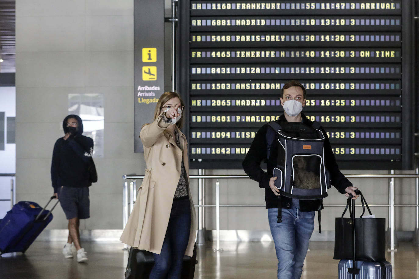 Llegada de turistas extranjeros al aeropuerto de Manises. 