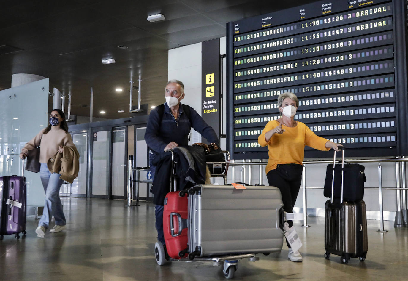 Llegada de turistas extranjeros al aeropuerto de Manises. 