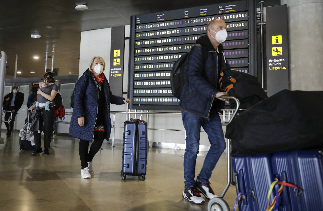 Llegada de turistas extranjeros al aeropuerto de Manises. 