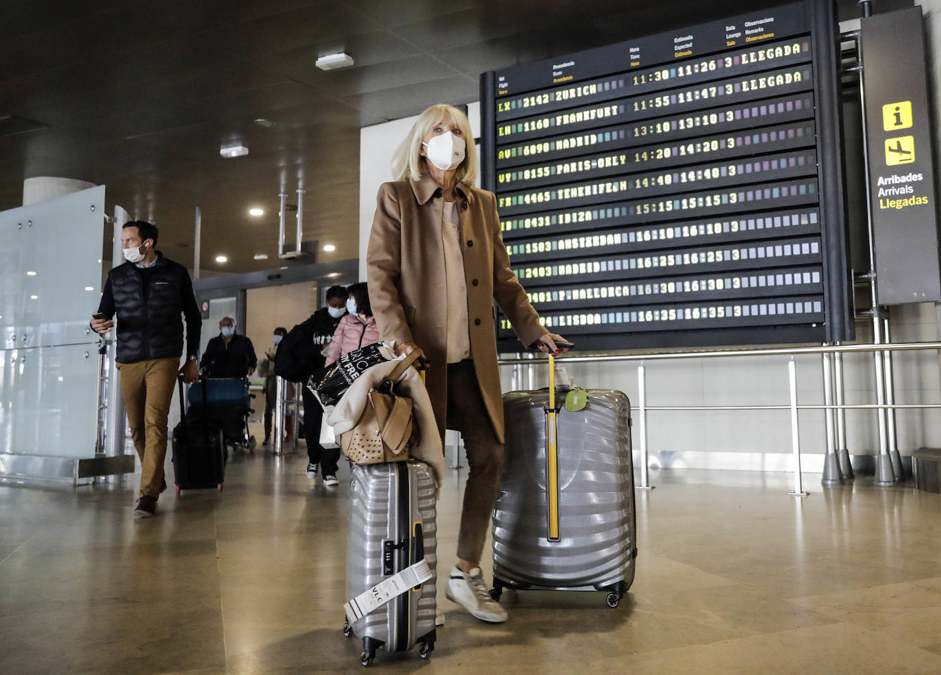 Llegada de turistas extranjeros al aeropuerto de Manises. 