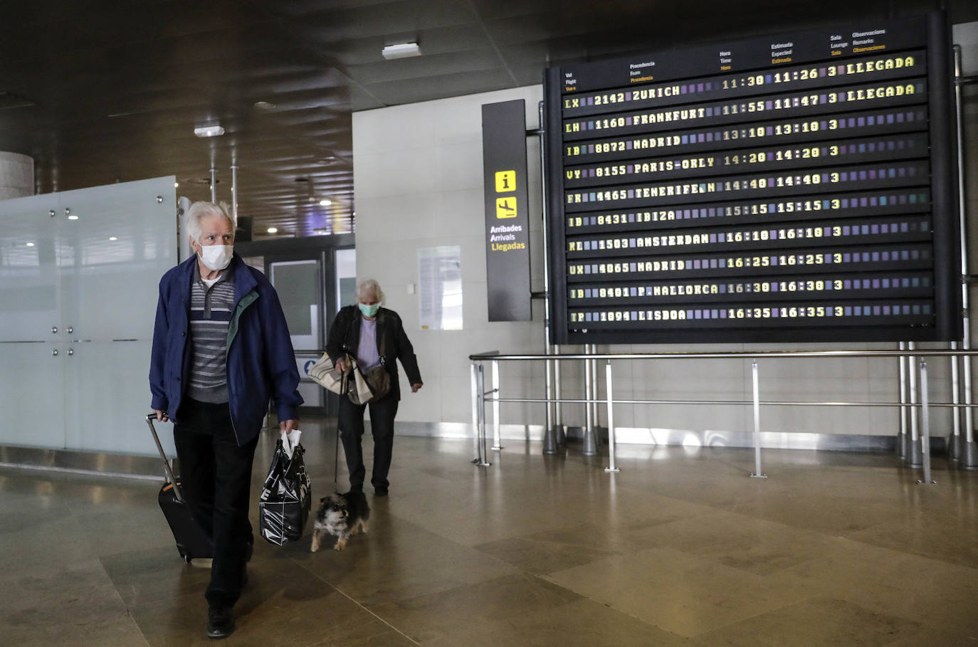 Llegada de turistas extranjeros al aeropuerto de Manises. 