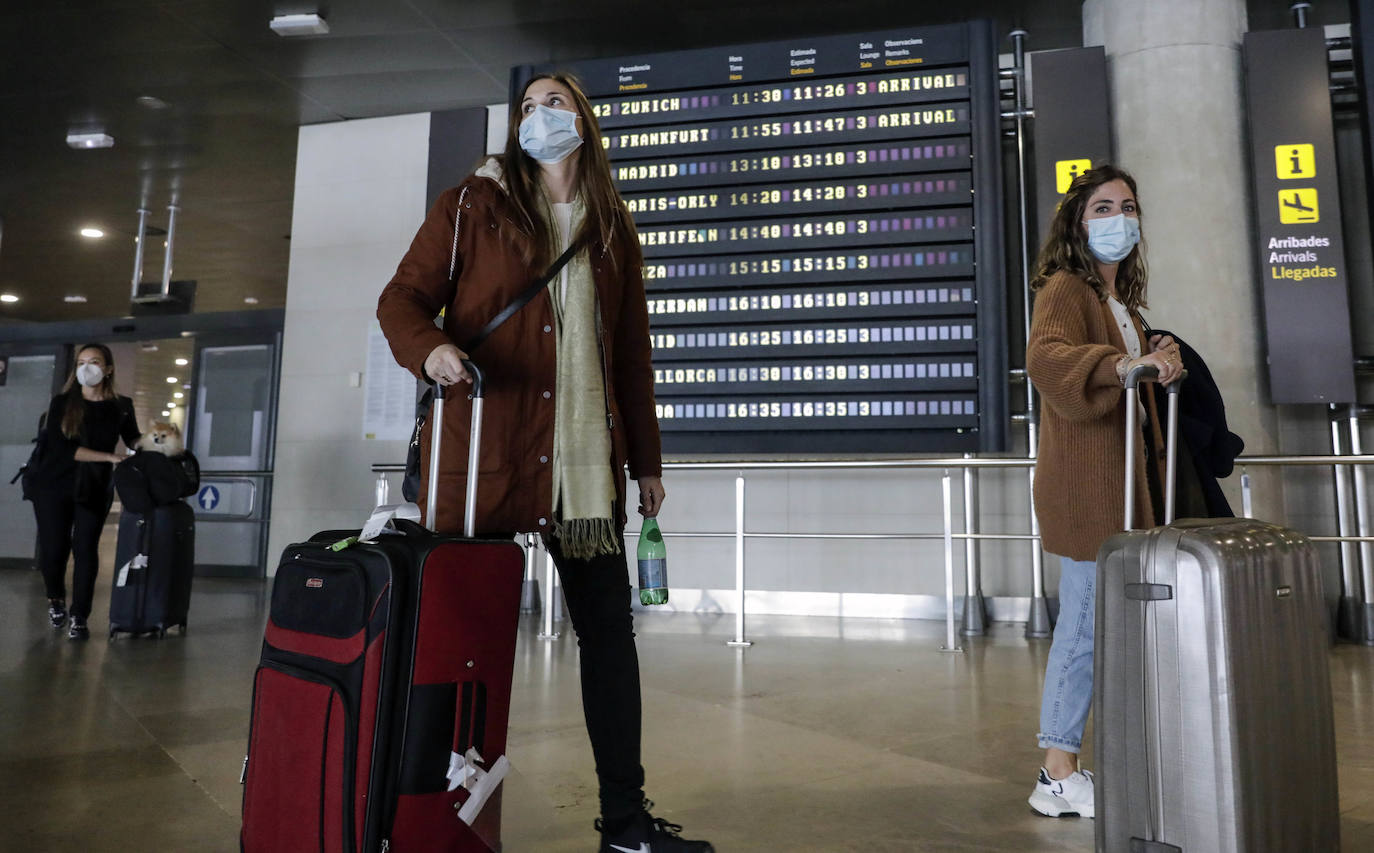 Llegada de turistas extranjeros al aeropuerto de Manises. 