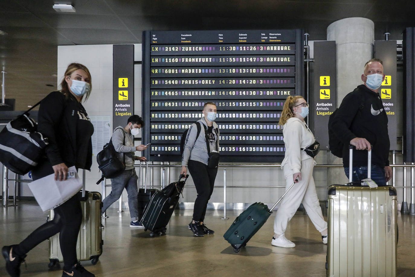 Llegada de turistas extranjeros al aeropuerto de Manises. 