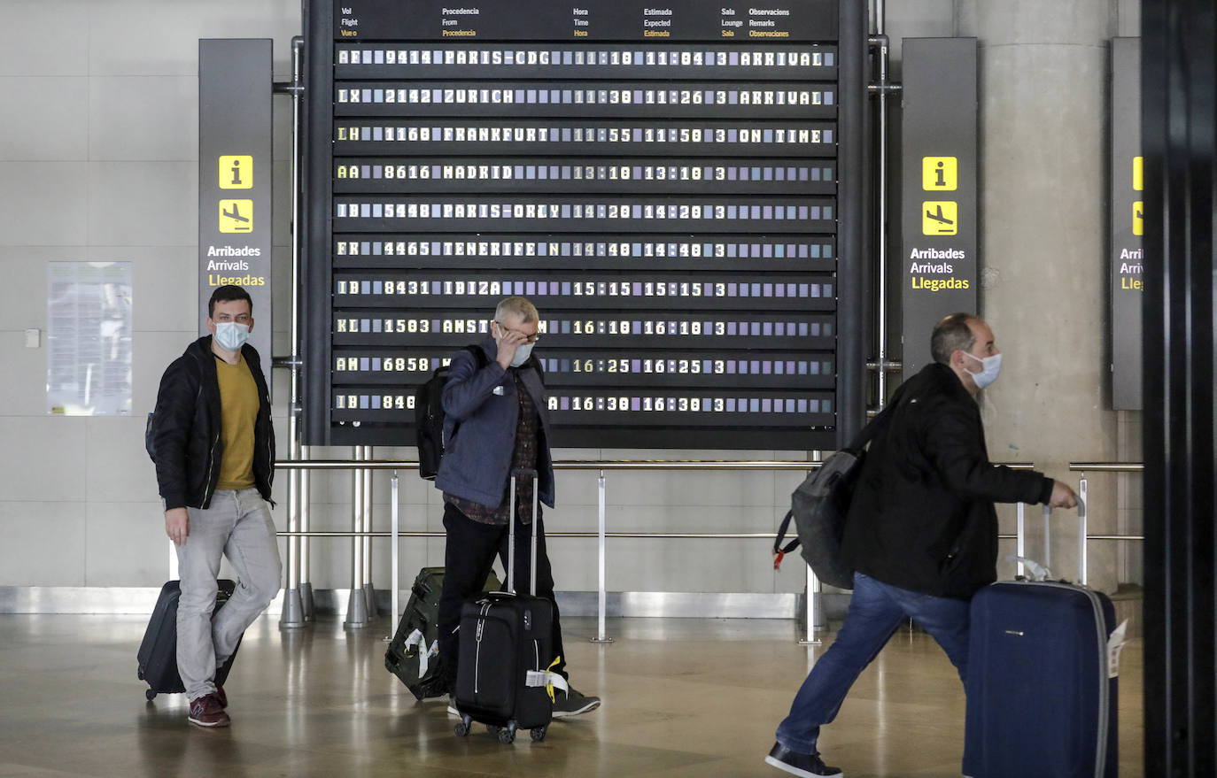 Llegada de turistas extranjeros al aeropuerto de Manises. 