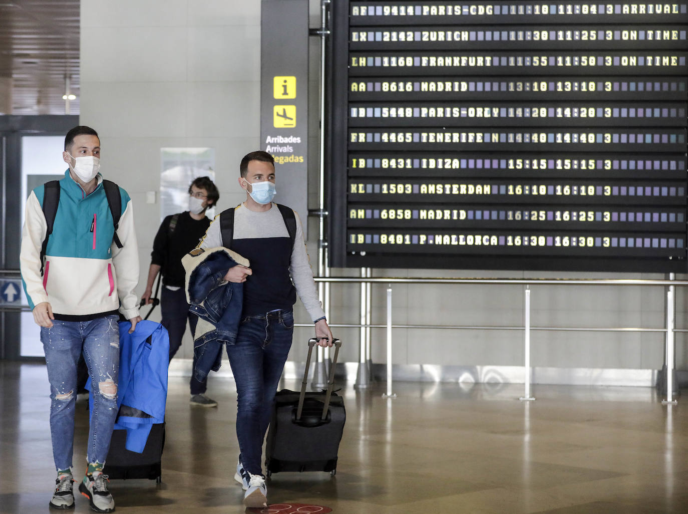 Llegada de turistas extranjeros al aeropuerto de Manises. 