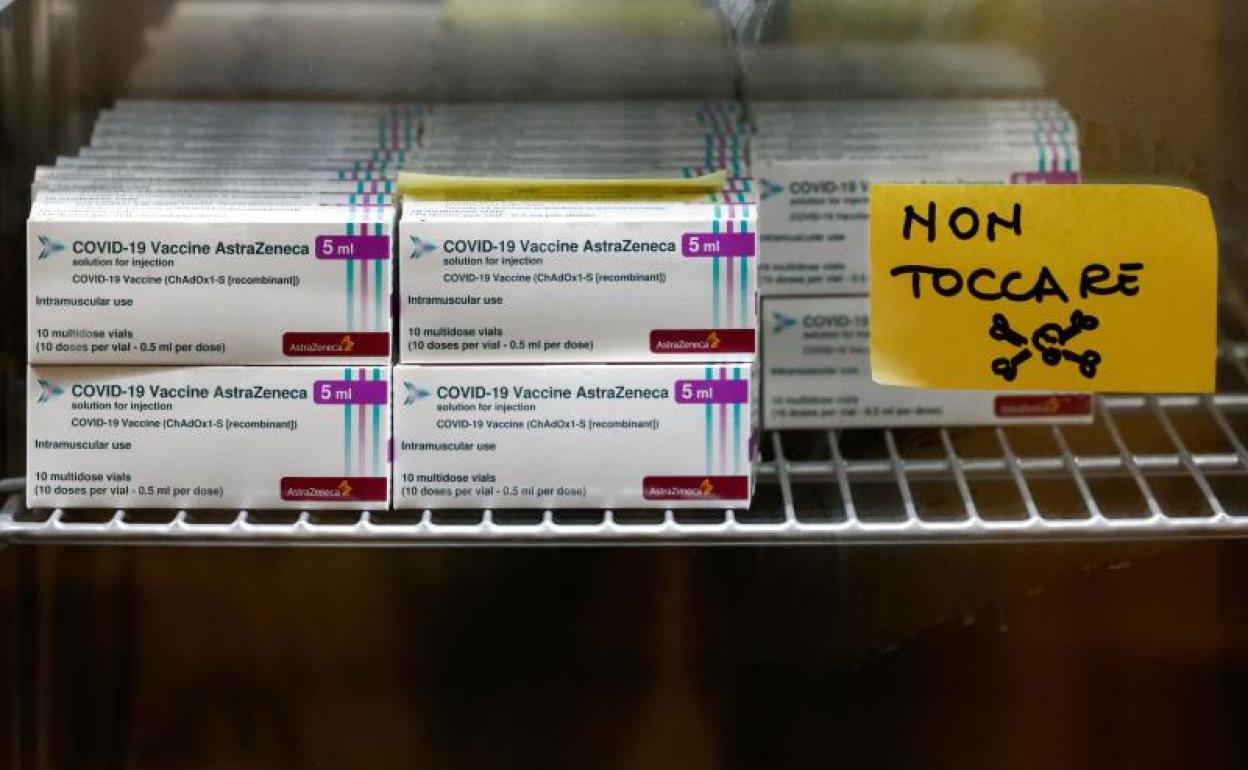 Vacuna de astraZeneca en un refrigerador. 