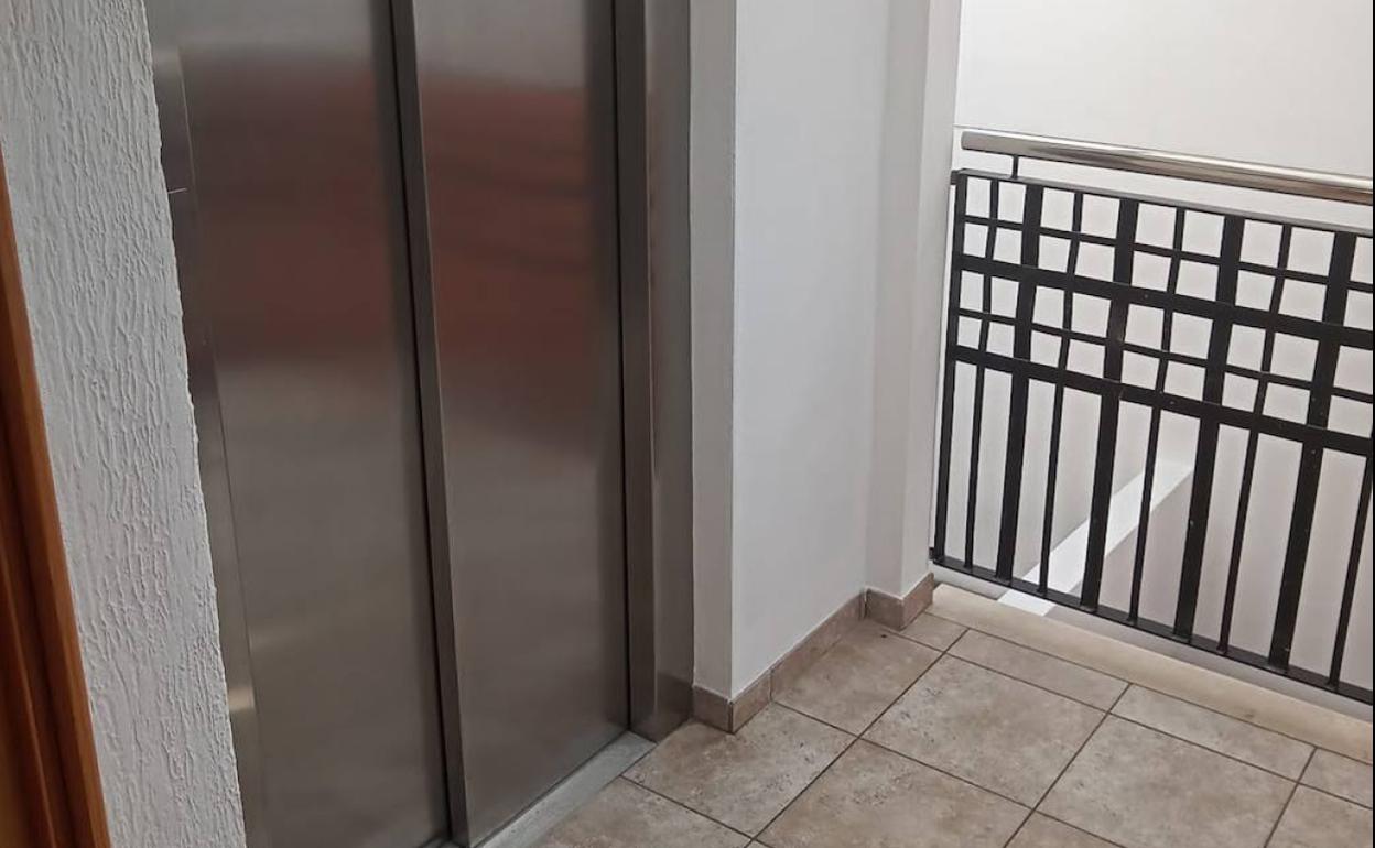 El nuevo ascensor instalado en la biblioteca municipal de Potries. 