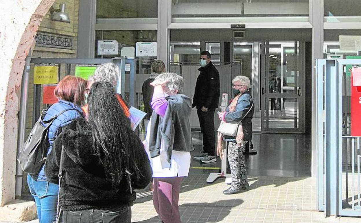 Usuarios a las puertas de un centro de salud valenciano.