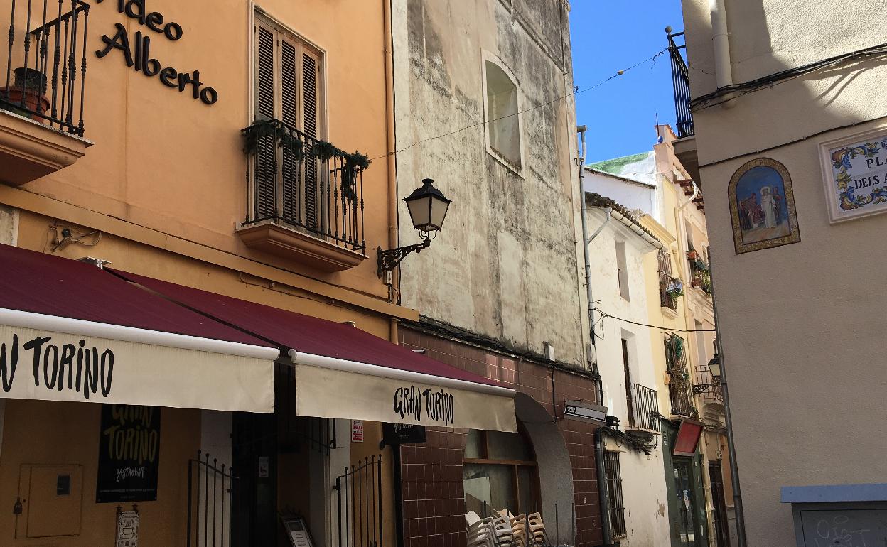 Ermita de la Asunción de Gandia, junto a una cafetería del centro. 