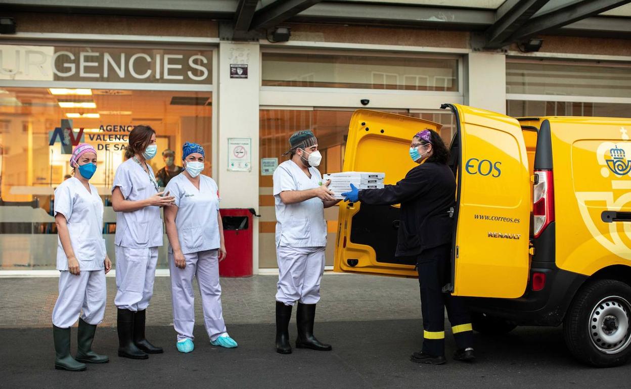 Entrega de comida a trabajadores esenciales. 