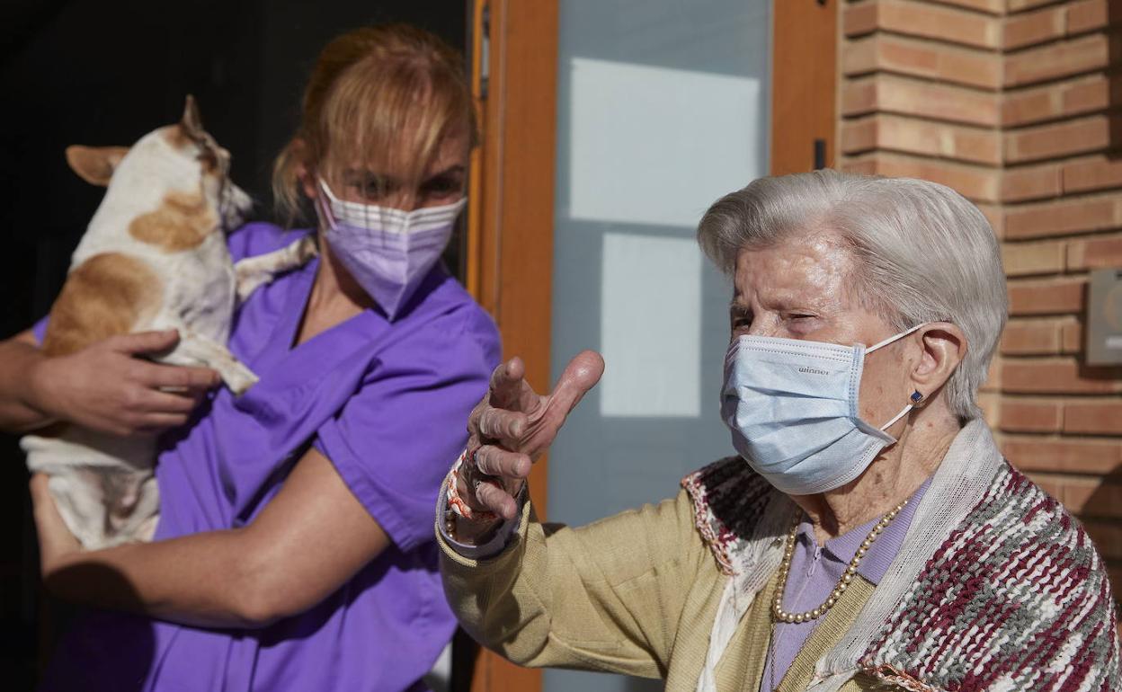 Una profesional y una usuaria de una residencia de mayores.