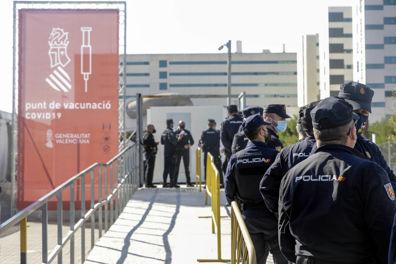 Policía y Guardias Civiles de la Comunitat son los primeros en recibir este miércoles 24 de marzo las inyecciones de la fórmula británica tras su paralización por el Ministerio de Sanidad. En las imágenes, los agentes esperan su turno para ser vacunados en el hospital campaña de La Fe.