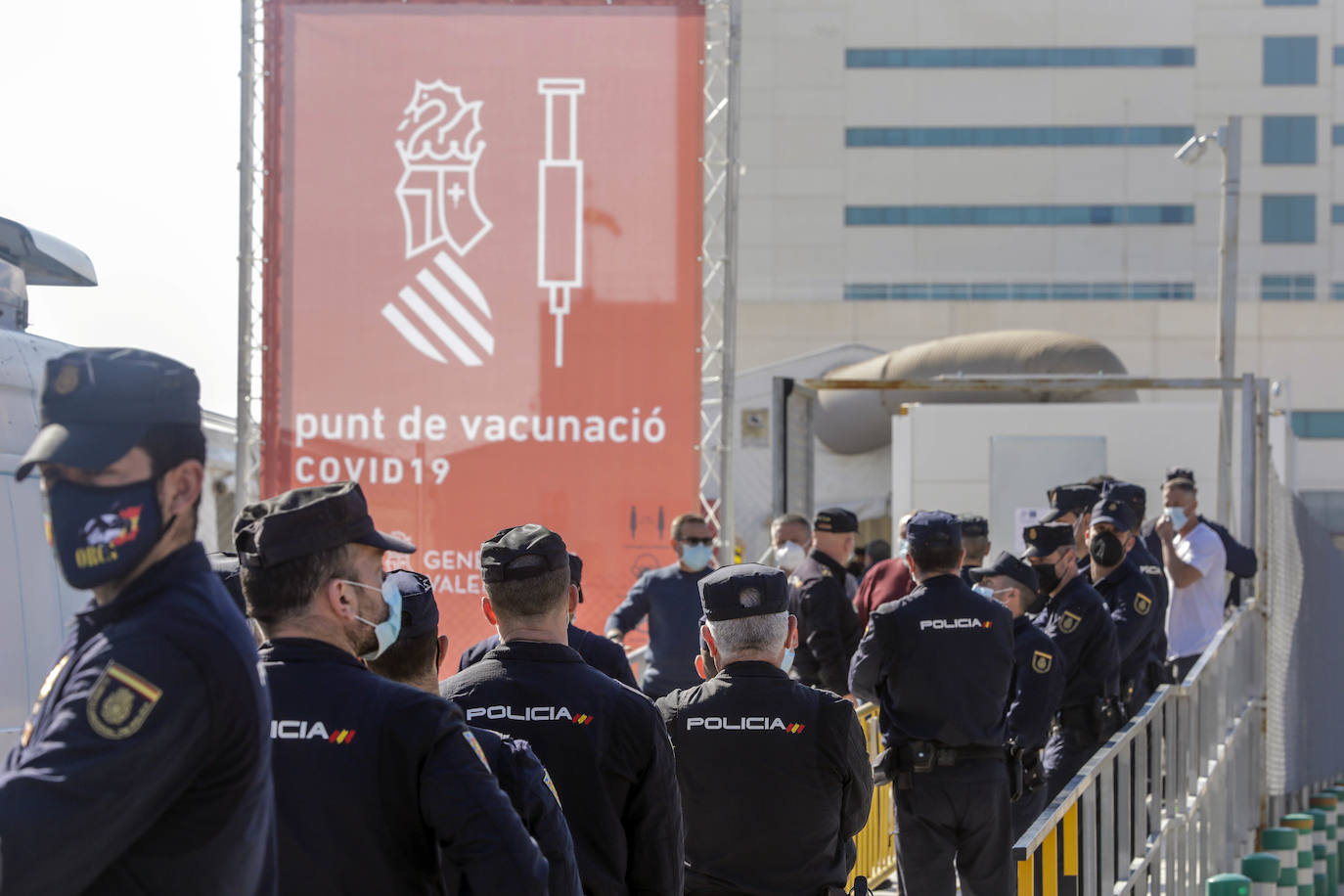 Policía y Guardias Civiles de la Comunitat son los primeros en recibir este miércoles 24 de marzo las inyecciones de la fórmula británica tras su paralización por el Ministerio de Sanidad. En las imágenes, los agentes esperan su turno para ser vacunados en el hospital campaña de La Fe.